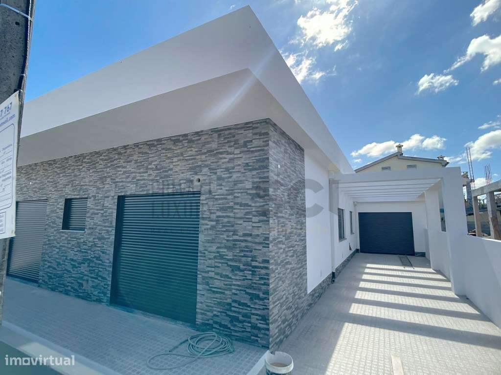 Moradia Térrea independente T3+1 em Fernão Ferro, boas áreas-26