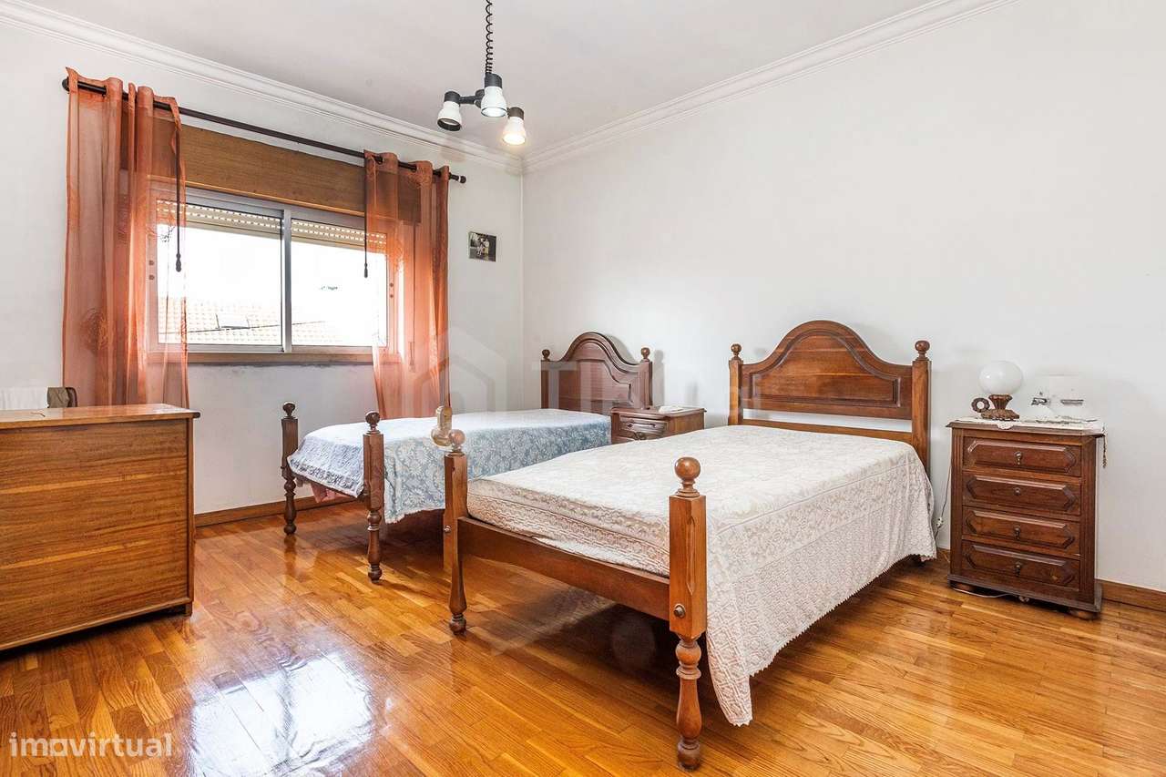 MORADIA GEMINADA À  VENDA EM PORTO SALVO– 3 PISOS, 2 FRENTES-14