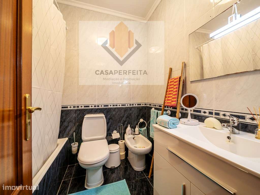 Deslumbrante T2 de 2 Frentes com Varandas e Box - Canelas-25