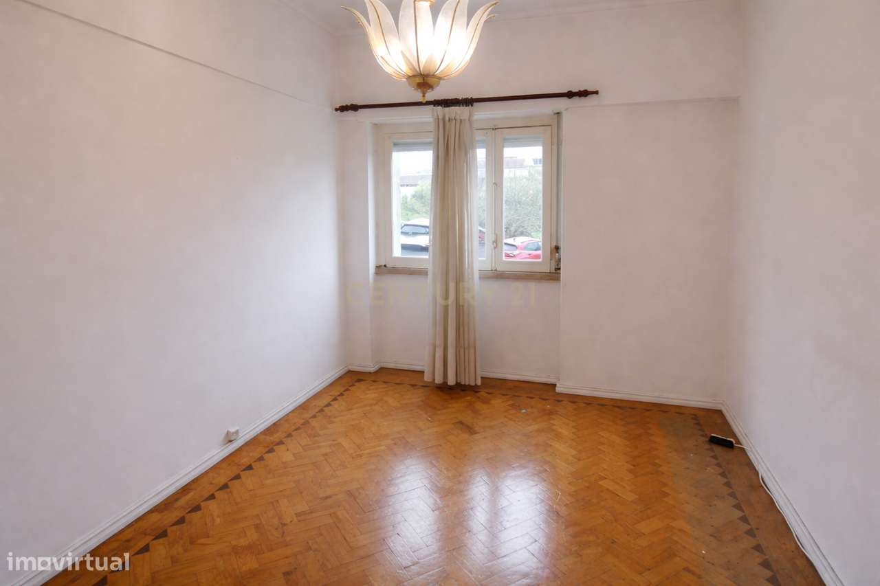 Apartamento T2 com Marquise e Excelente Potencial | Damaia de Cima – A-12