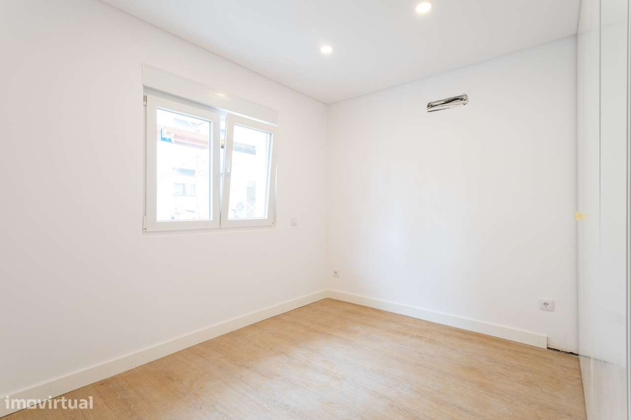 Apartamento T3 ( Andar de Moradia r/c ) em Almada - Grande imagem: 3/33