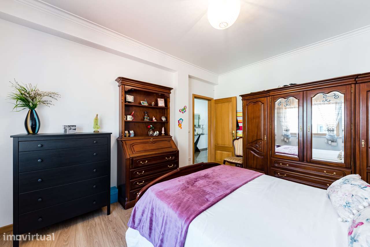 Moradia Isolada com 5 quartos| 2 Suite | Garagem e Sótão | 5m Metro-25