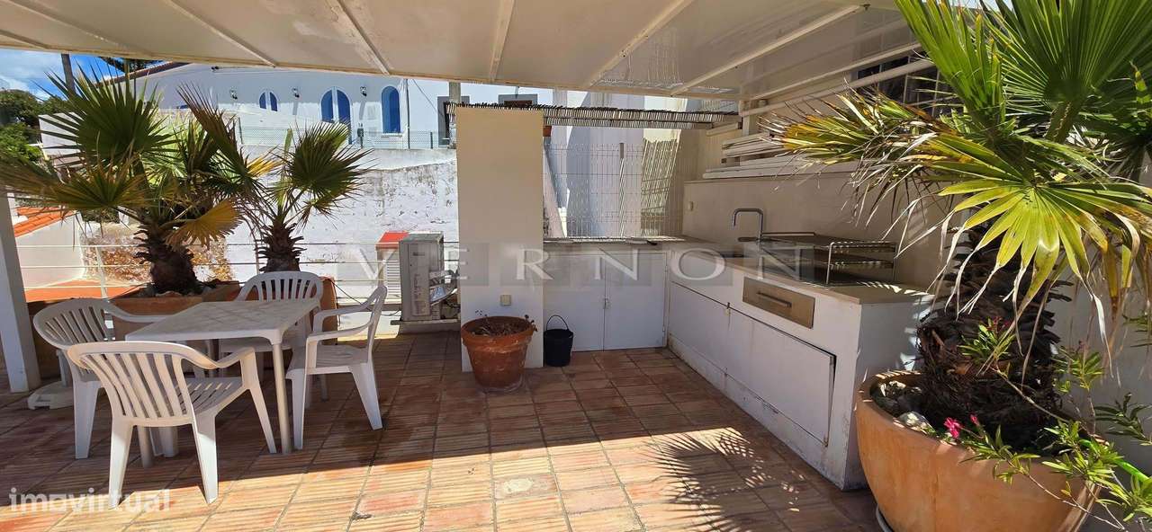 Moradia Moderna Renovada com Vista Mar e Rooftop no Centro de Carvoeir-20