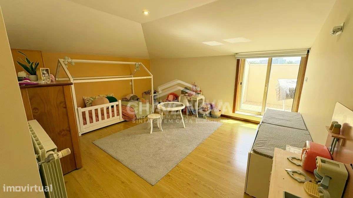 Apartamento T2 Duplex Renovado com Terraço, Garagem Box e 3 WC-9