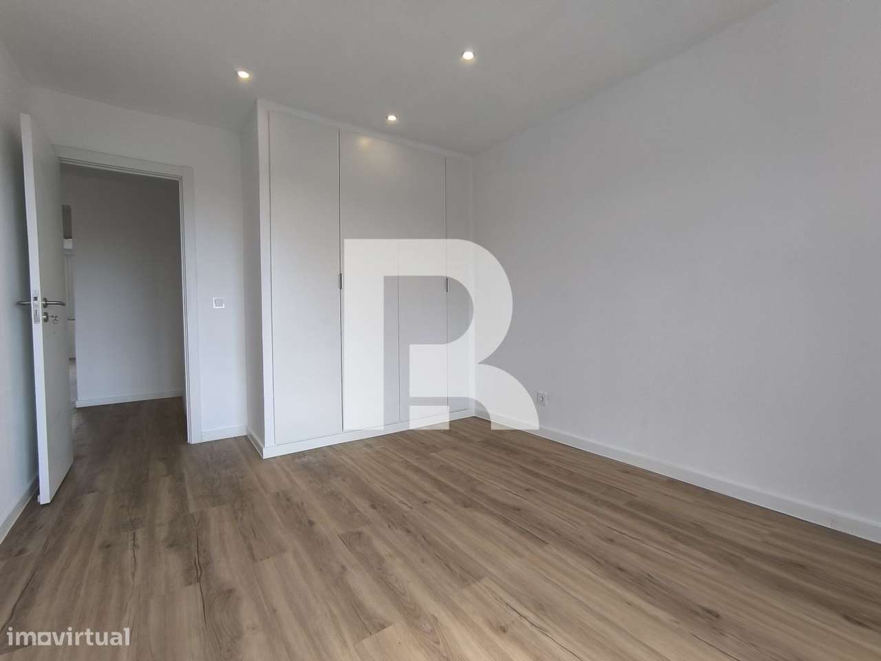 Apartamento T3 Remodelado no Centro de Camarate-13