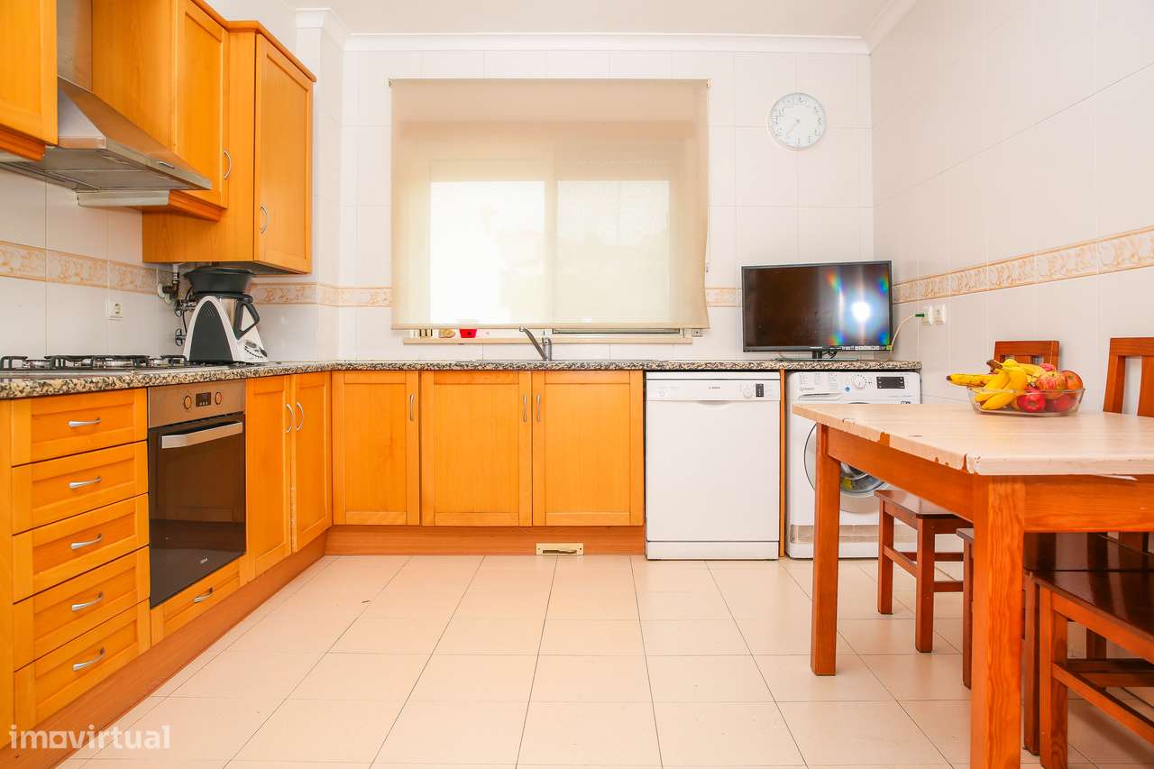 Excelente apartamento T3 com 111m2 no centro da Abrigada-8