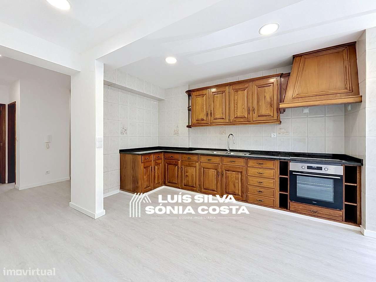 Apartamento T2 Semi-Remodelado c/ Garagem, Marquise & no Centro de...-12