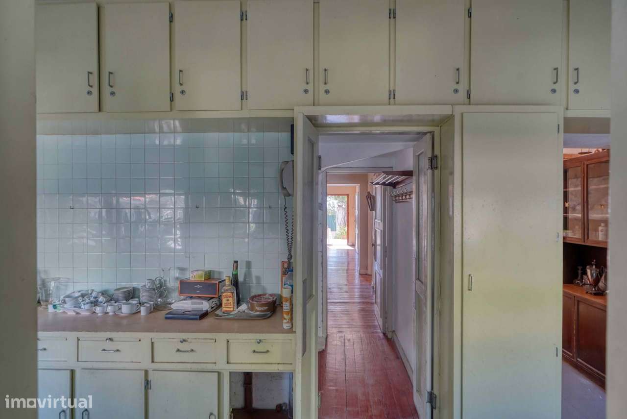 Moradia para recuperar no centro do Estoril, com piscina e vista mar-30