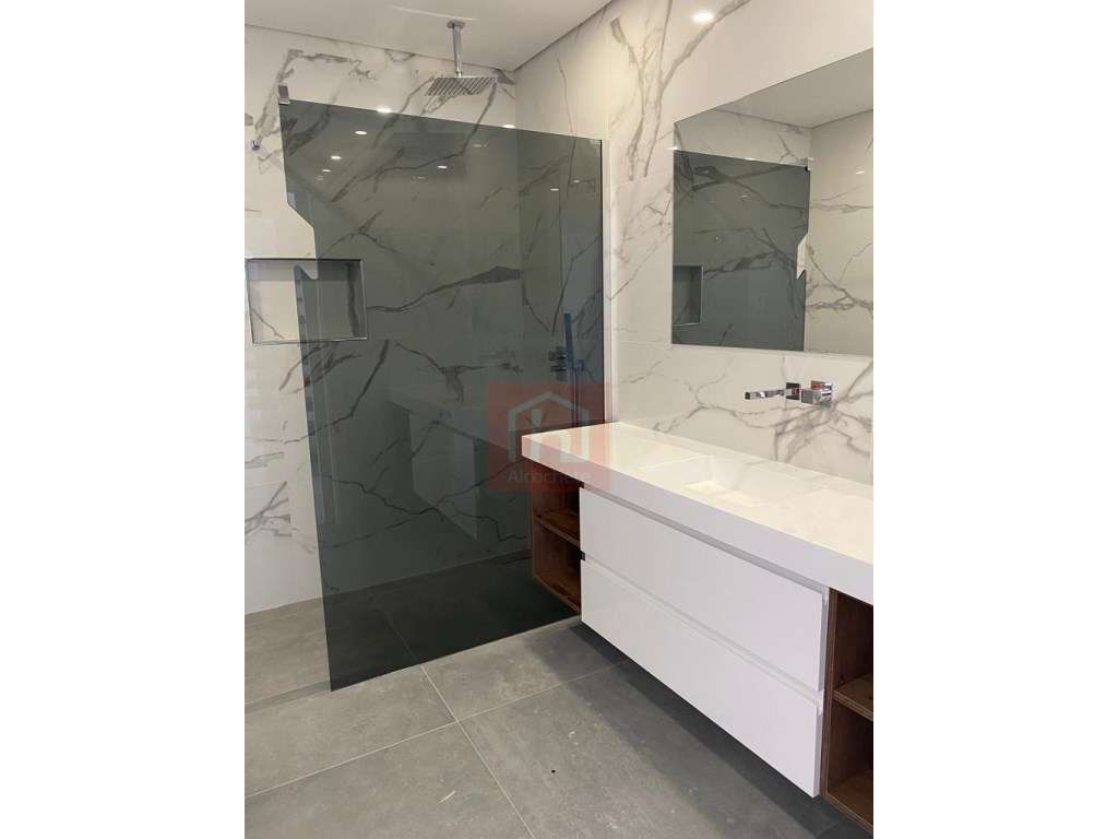 Apartamento T4 Duplex com garagem box no centro de Alcochete-10