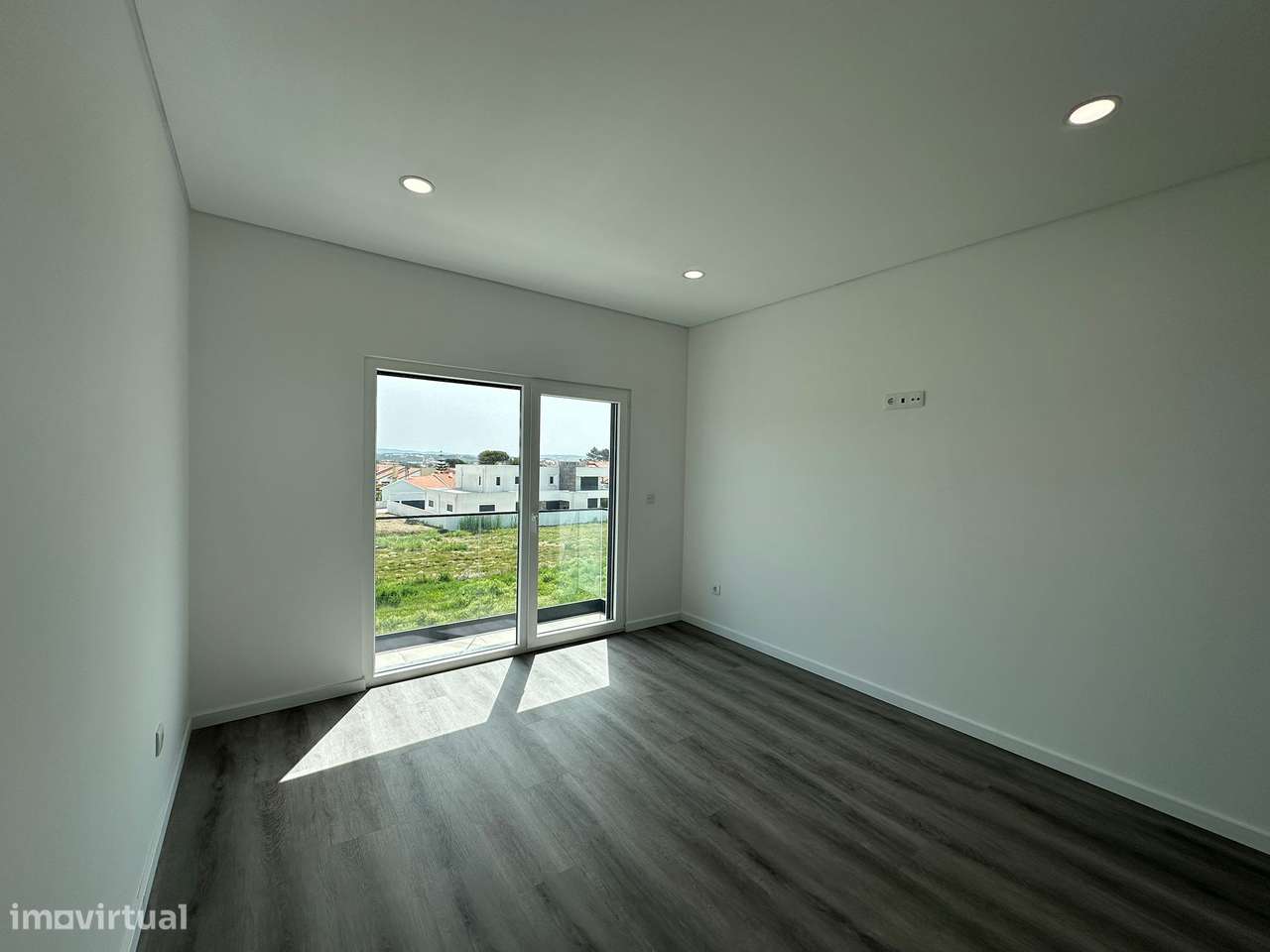 Moradia T3 com terraço e garagem, próxima a praias-10