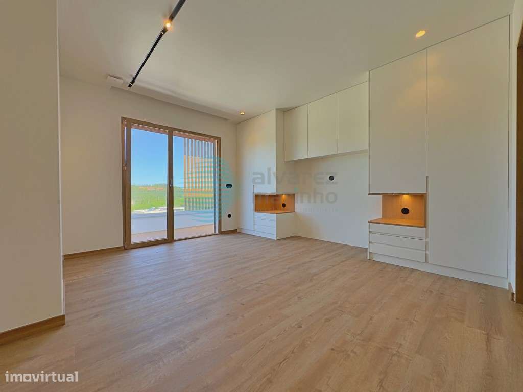 Moradia T4 Independente de Design Contemporâneo com Piscina e Garagem-20