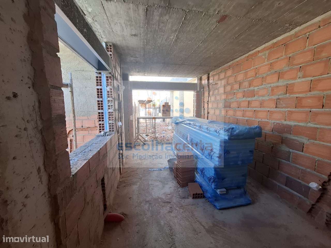 MORADIA TÉRREA T4 ISOLADA EM CONSTRUÇÃO - FERNÃO FERRO - Grande imagem: 5/38