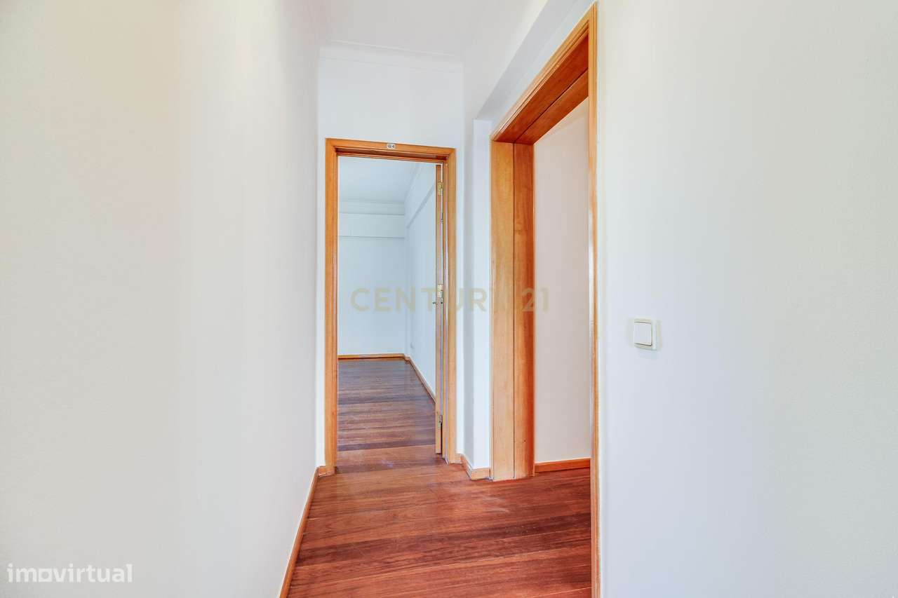 Fantástico T5 Quinta das Conchas frente ao metro-24