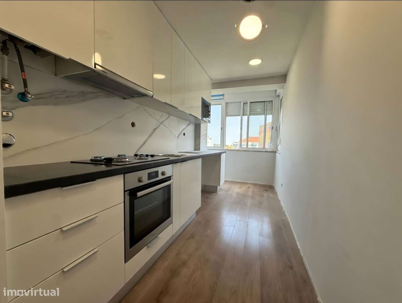Apartamento T4 transformado em T3 no Laranjeiro em Almada-7