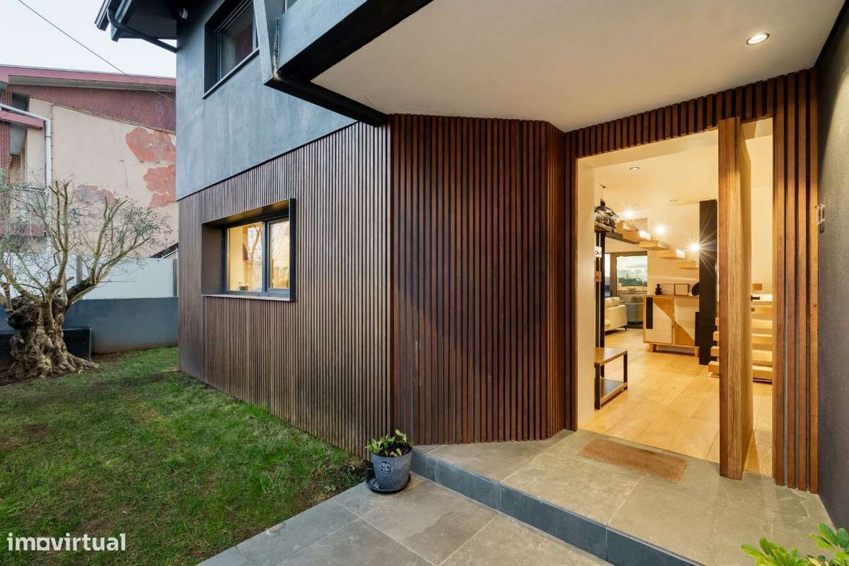 Moradia V3+1 totalmente renovada com vista mar-13