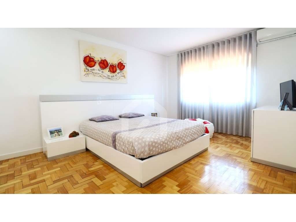 Moradia individual T4+1 com piscina, em Esmeriz-25