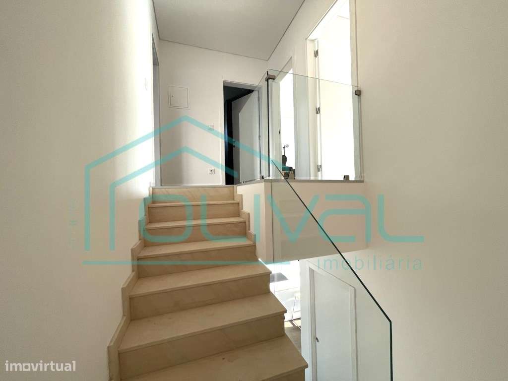 Moradia T3+1 Moderna com Piscina Privada - Conforto, Elegância e Fu...-26