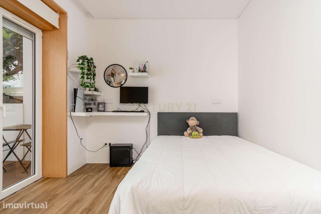 Apartamento Renovado com Terraço na Pontinha-8