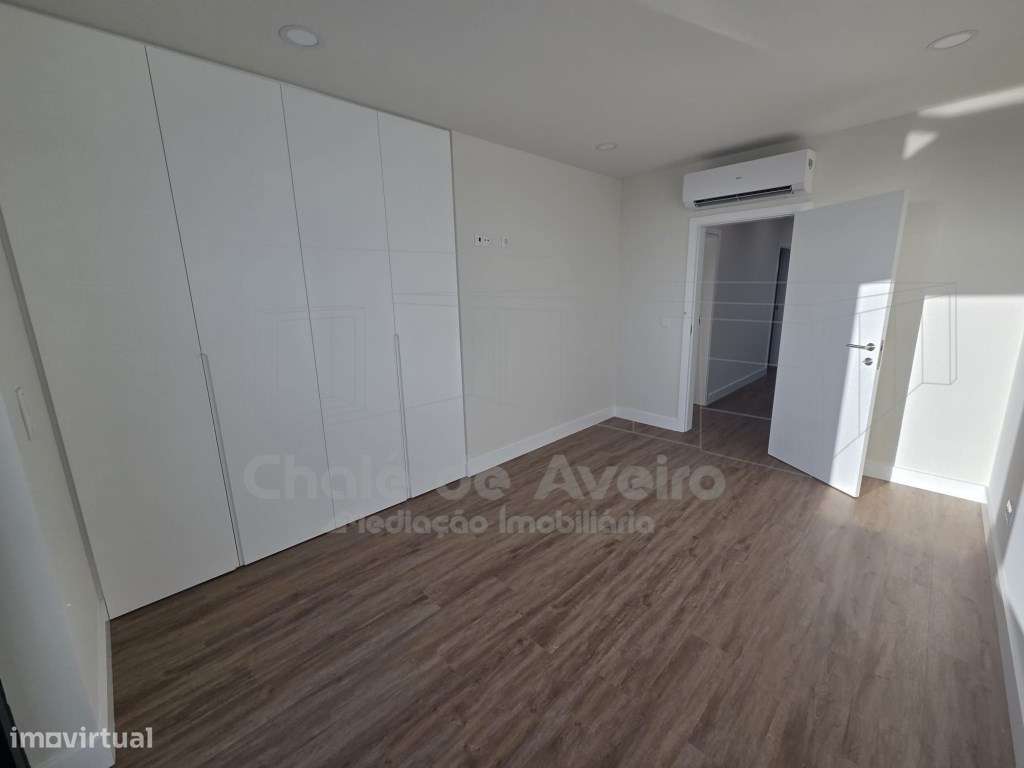 Moradia unifamiliar geminada T3, de 2 pisos, com garagem, anexos e ...-40