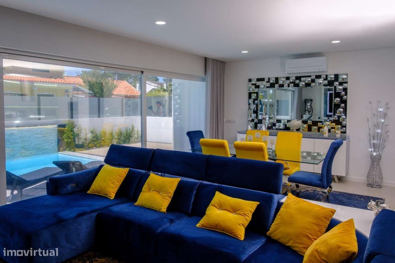 Moradia T4 com Piscina e Jardim na Aroeira, Almada-12