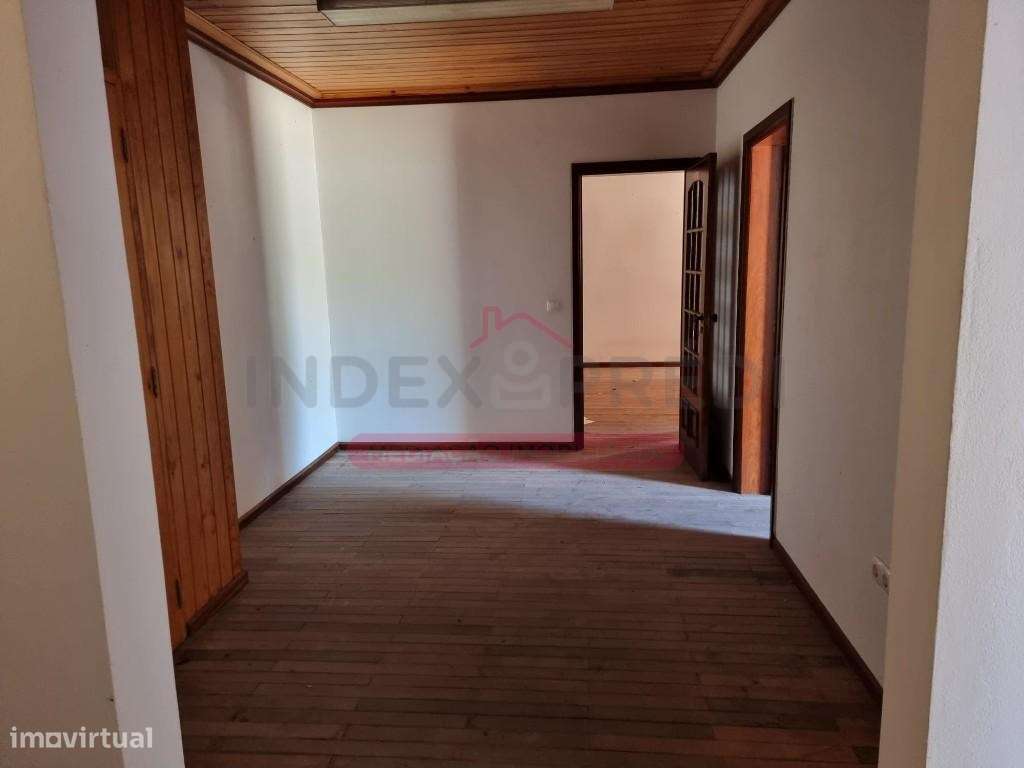 Armazém com logradouro, e um terreno rústico baldio, sito em Vilari... - Grande imagem: 5/7