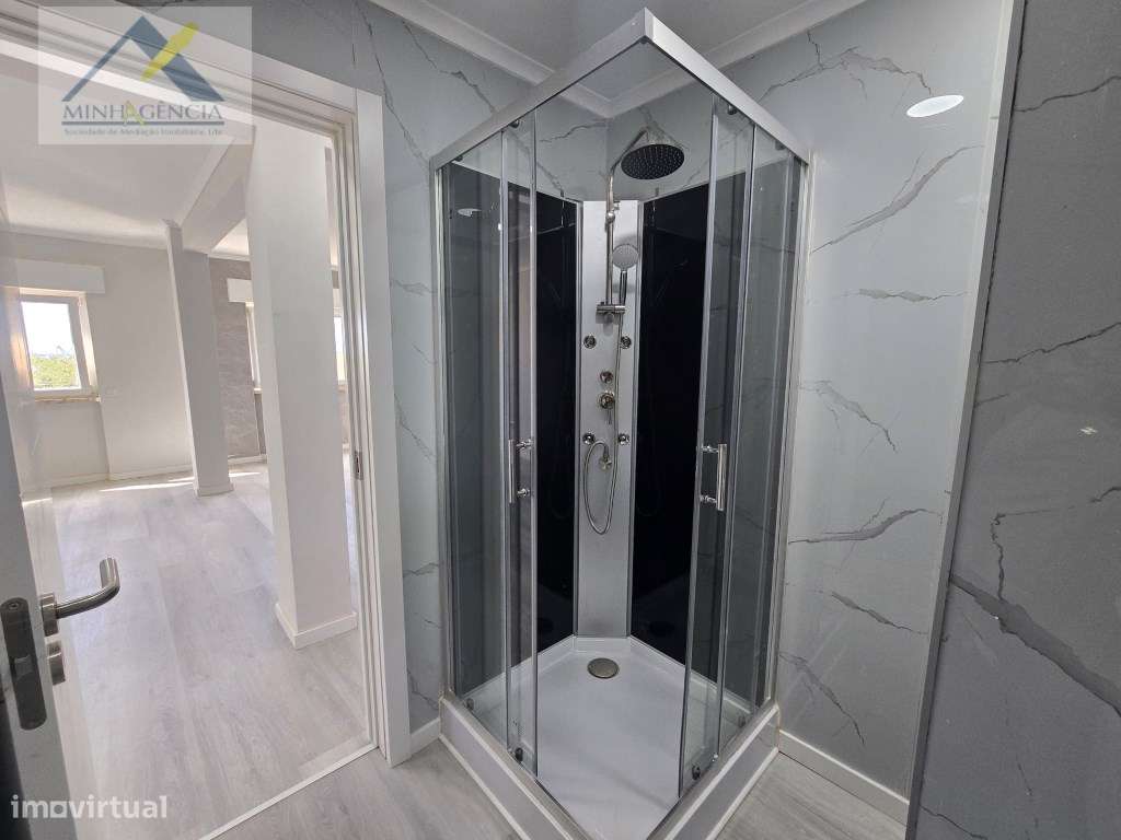 Apartamento T2 remodelado com arrecadação em Setúbal-14