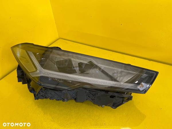 LAMPA PRAWA LAMBORGHINI URUS 4ML941036E - 1