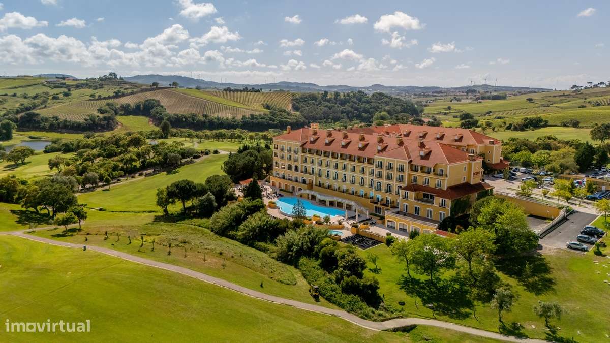 Campo Real: Moradia T4 Isolada com Vista Serra!-34