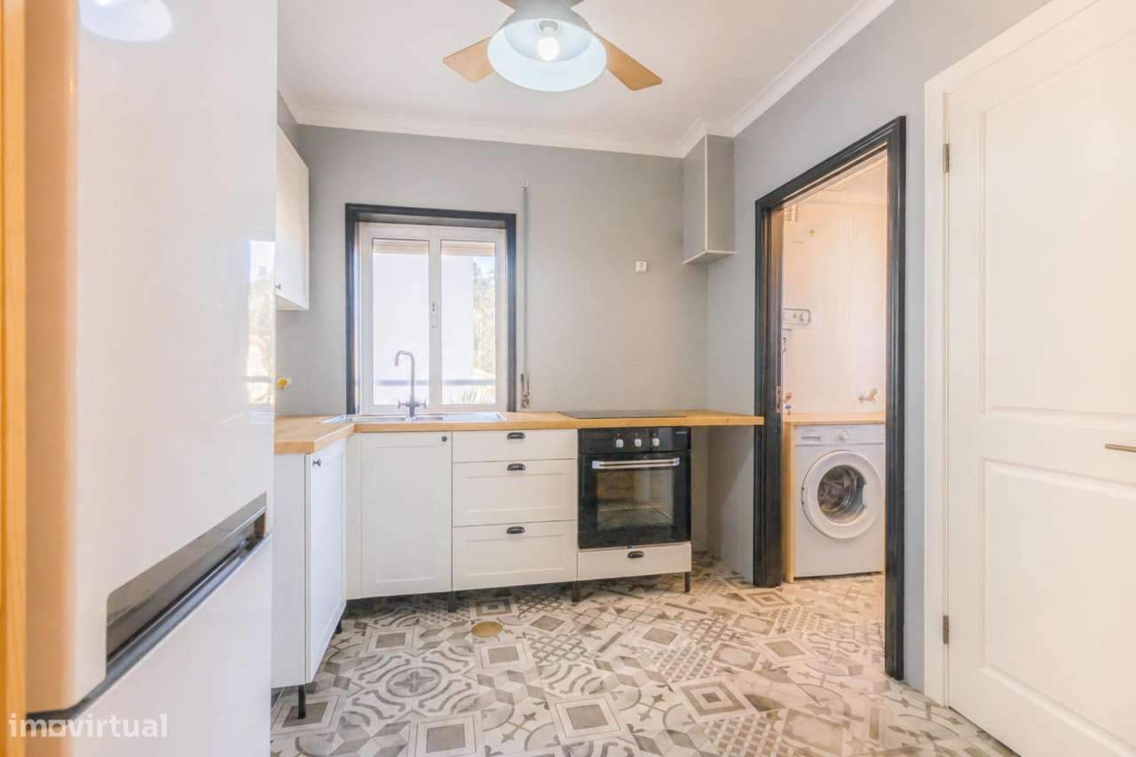 Apartamento T2 com Varanda — Excelente Localização junto ao Metro-7