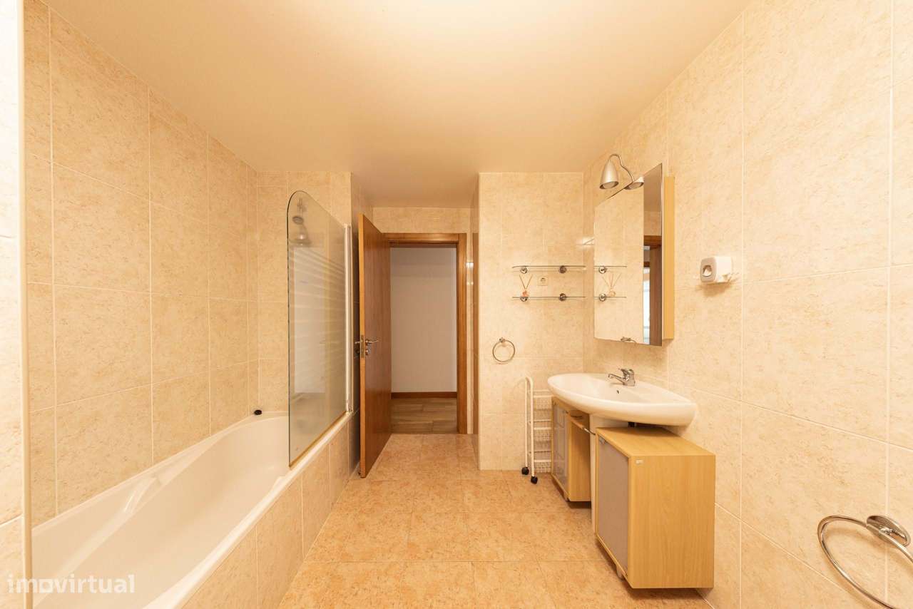 Apartamento T3 na Avenida D. João III para venda-16