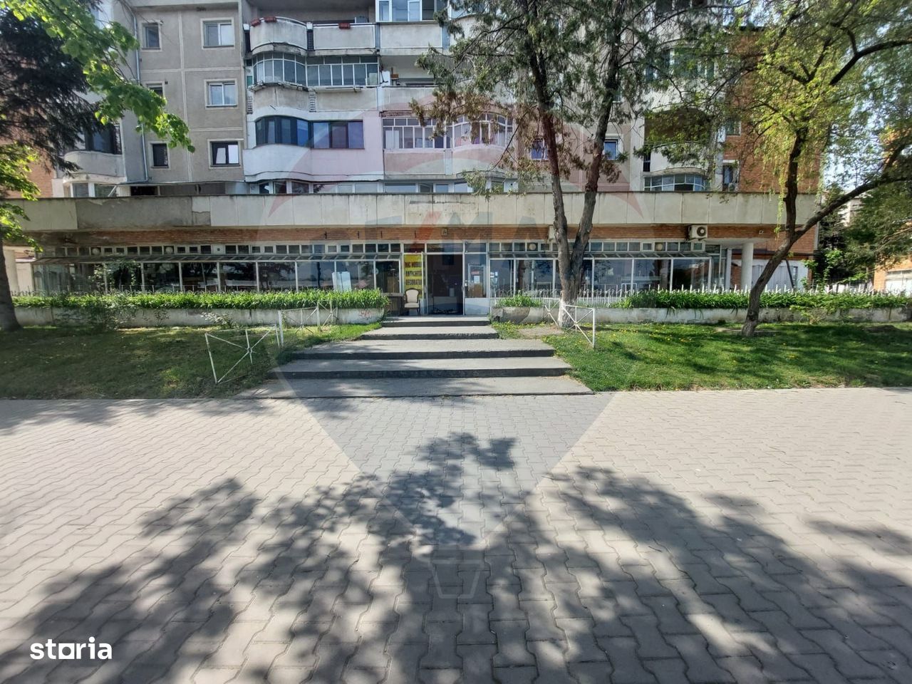 Spatiu comercial de inchiriat bdul Belvedere Onesti - Imagine principală: 1/7