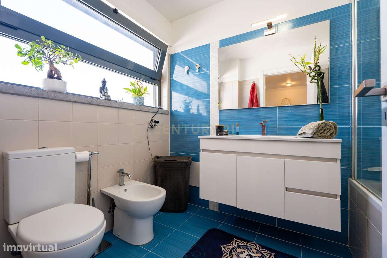 ** Moderna Moradia T4 c/ piscina e rooftop no condomínio privado "Vill-38