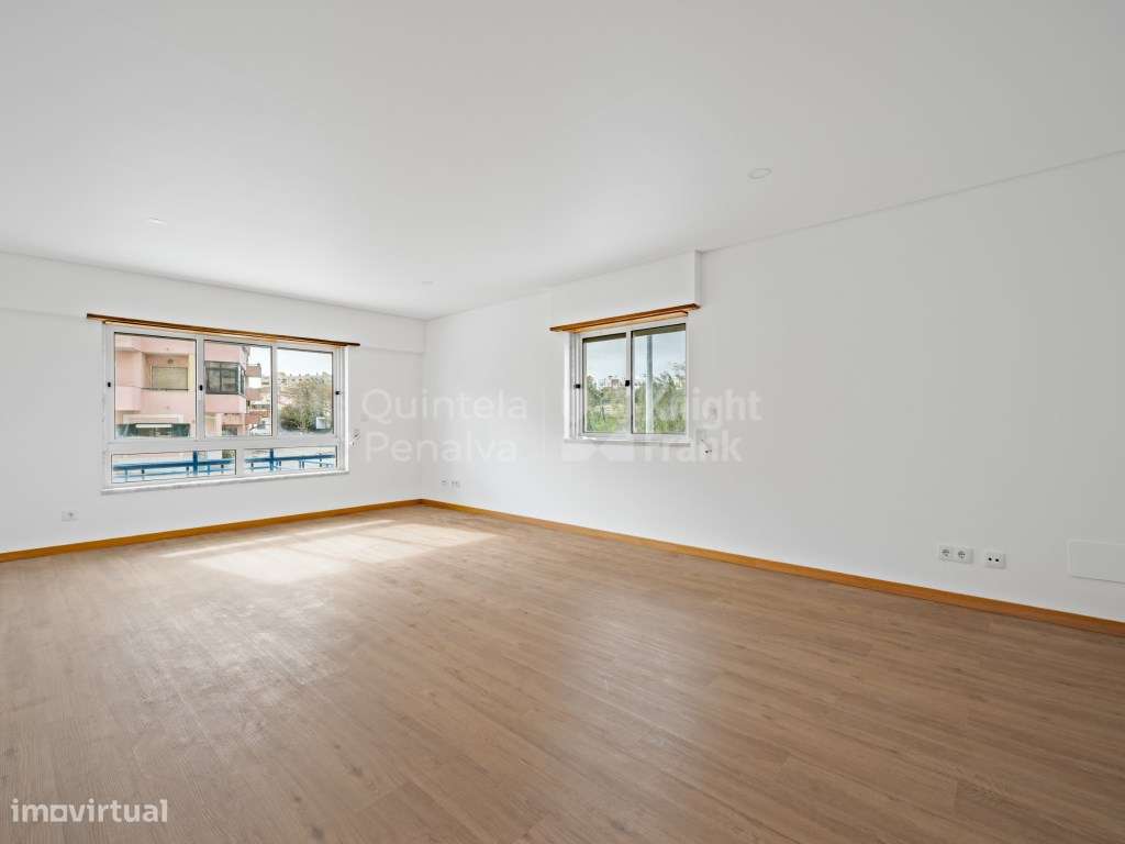 Apartamento T2 renovado com terraço e garagem em Carcavelos - Grande imagem: 4/24