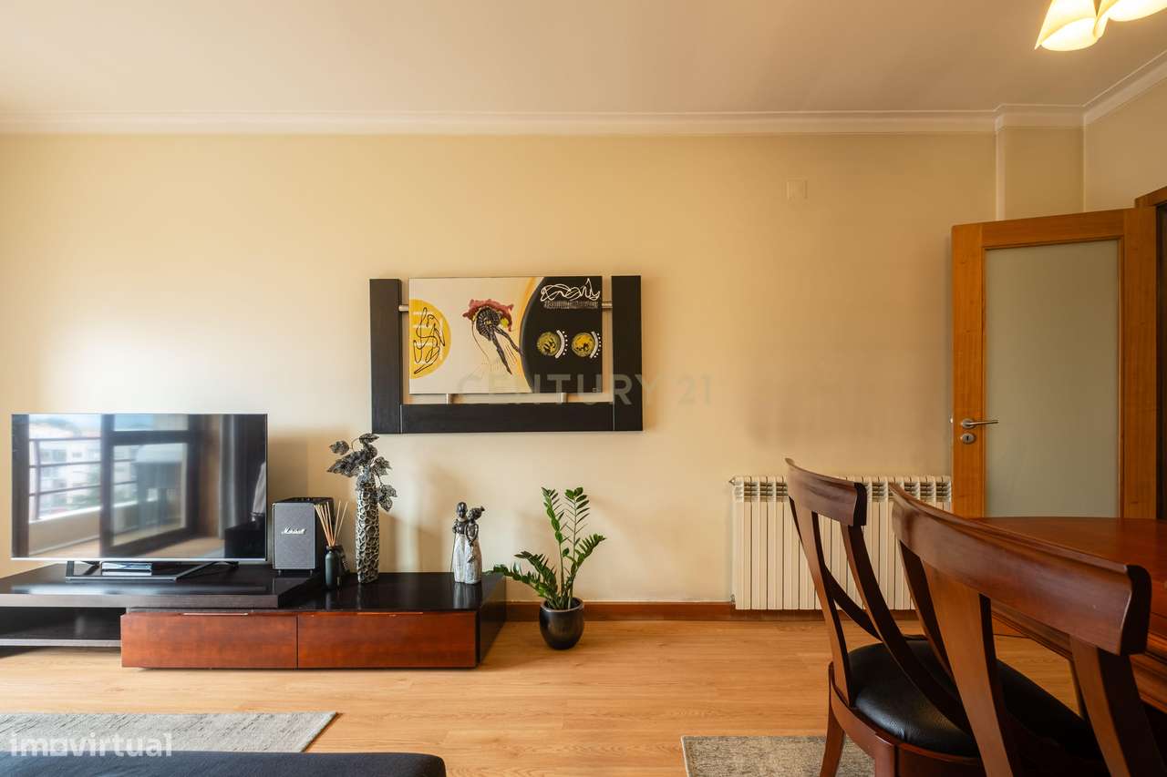 Apartamento T3 Renovado, com aquecimento central, varanda e lugar de g-6