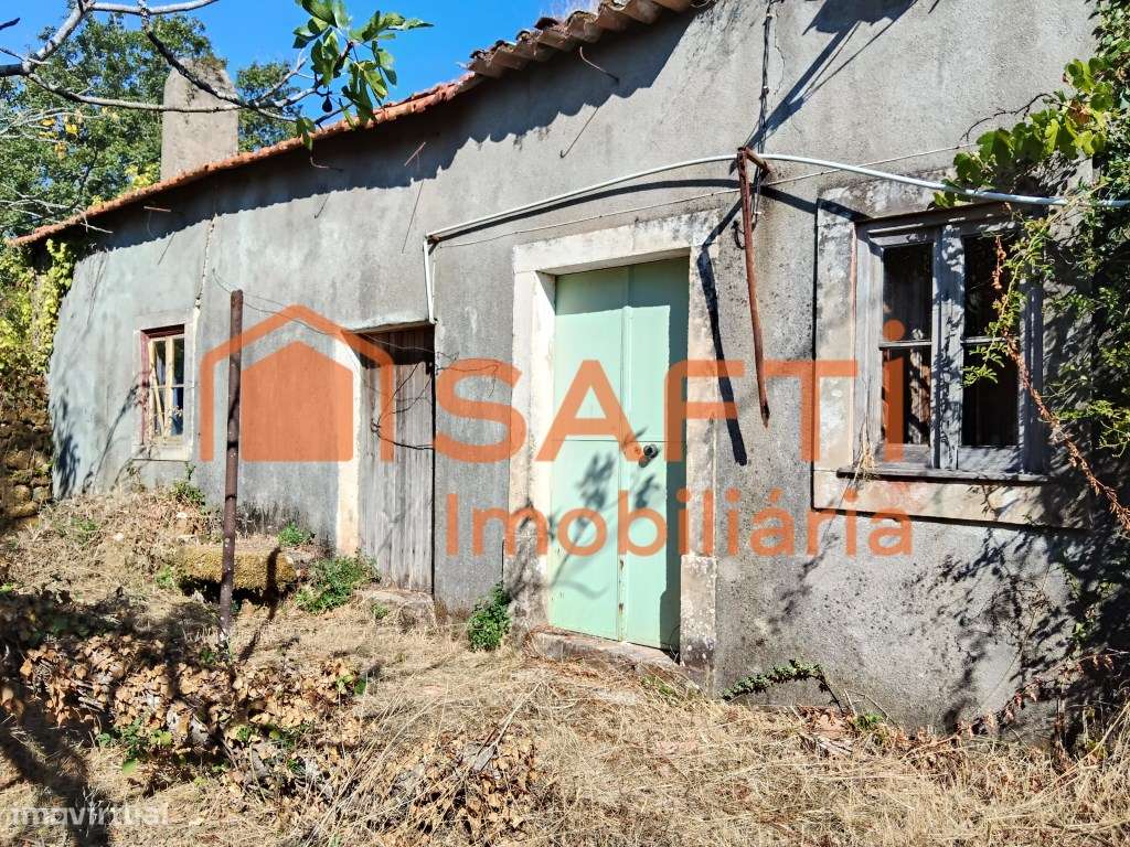 Moradias Para Reconstrucao Com Terreno De Cultivo Todo Murado