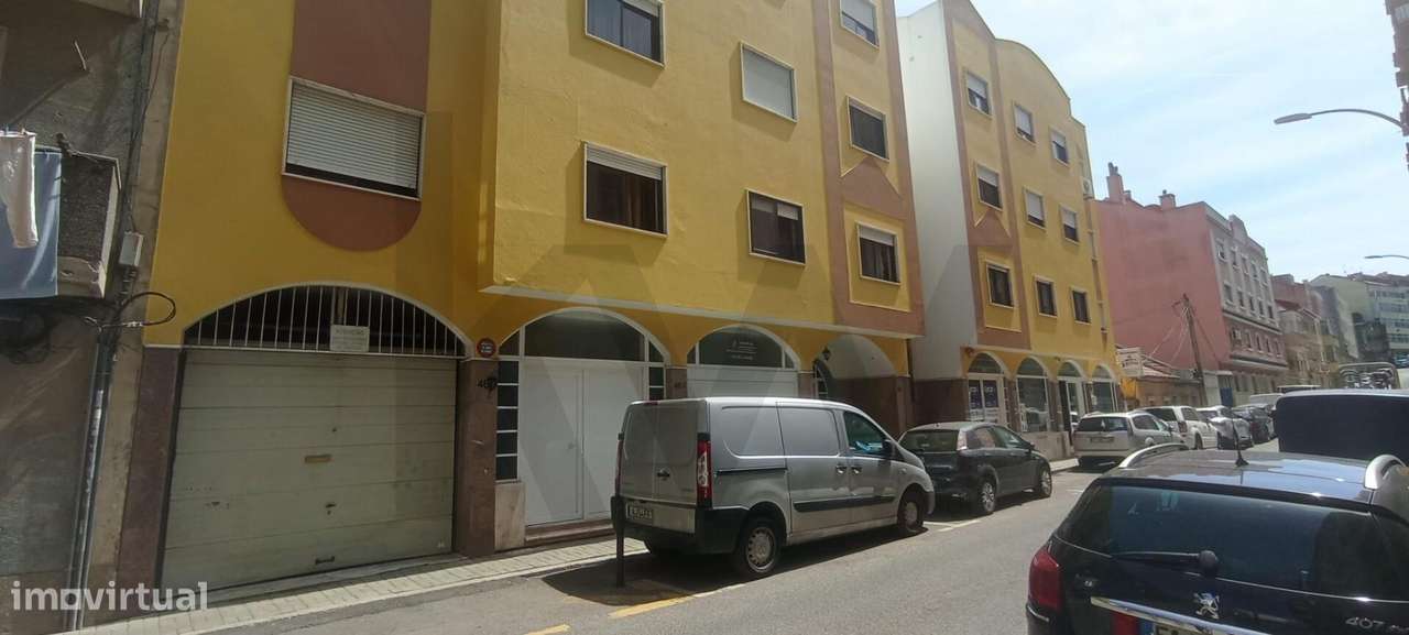 Oportunidade Única: Garagem Box com 16 m2 na Encosta do Sol-8