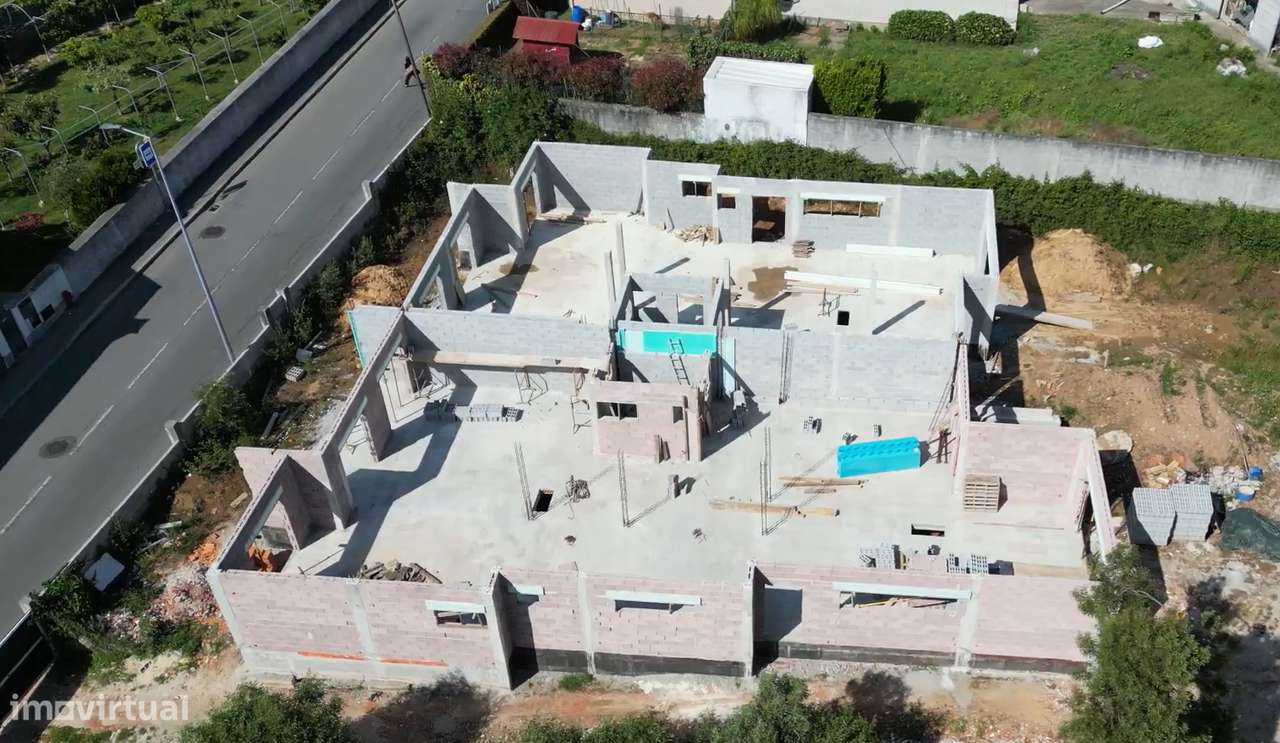 Moradia T4 com Piscina em Grijó – Espaço, Conforto e Privacidade-4