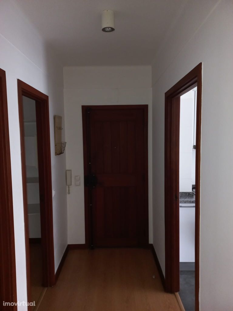 Vende-se apartamento T2 + Garagem, na Rua Carlos Seixas, Coimbra