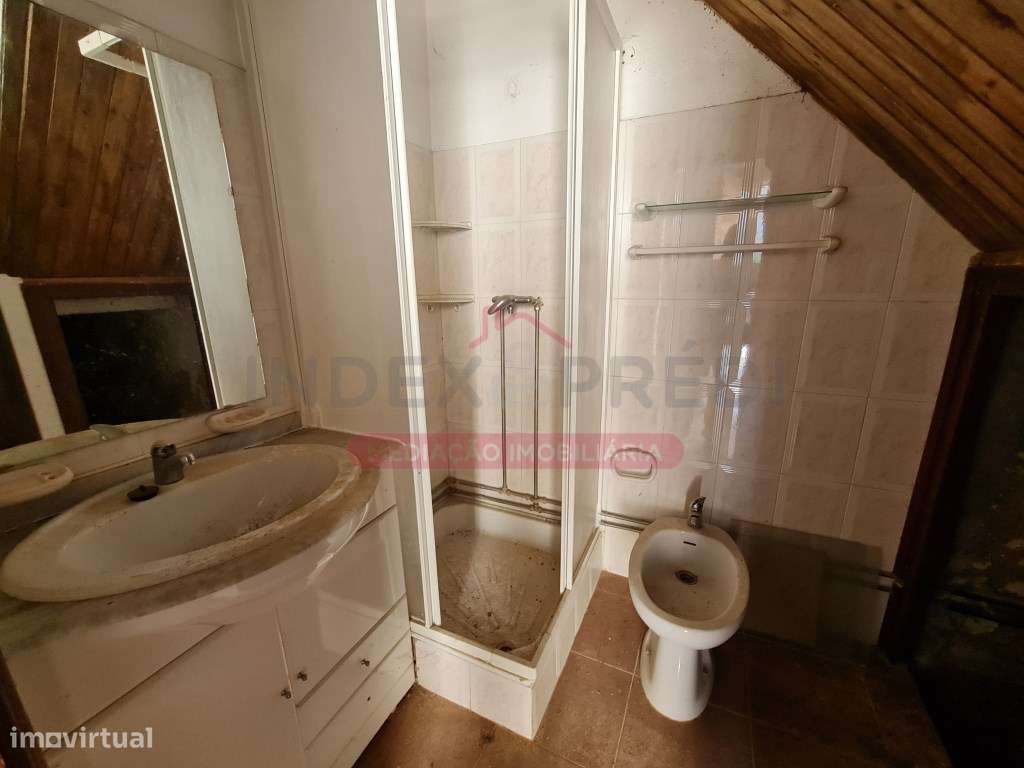 Moradia T3 com 2 pisos, Lojas, para reabilitar - Miranda do Corvo. - Grande imagem: 4/20