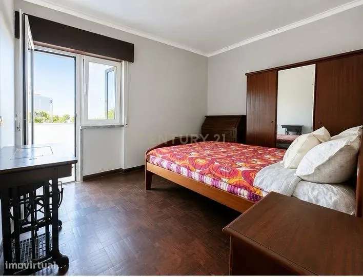 Apartamento T2 em Amora, Seixal - Oportunidade Única!-9