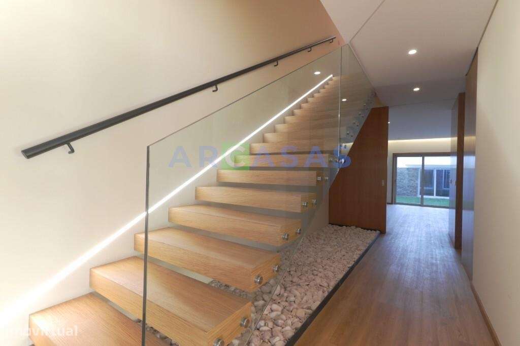 Moradia V3 com jardins e estacionamento na Trofa-11