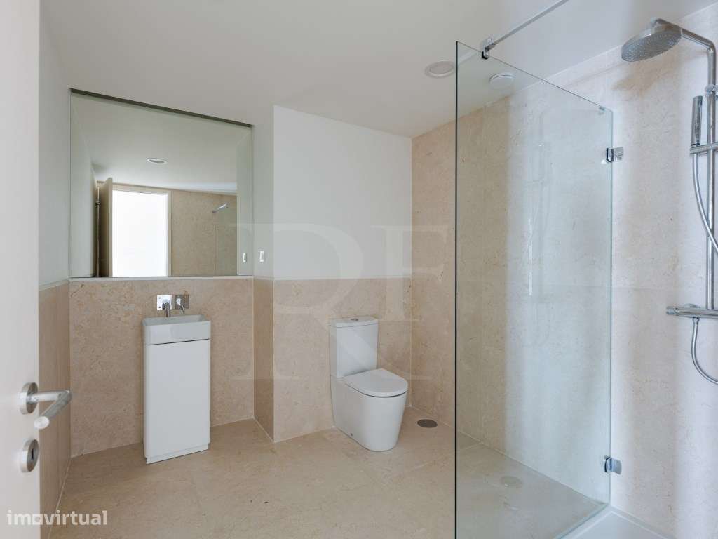 Apartamento T2 com varanda e vista rio em Lisboa-17