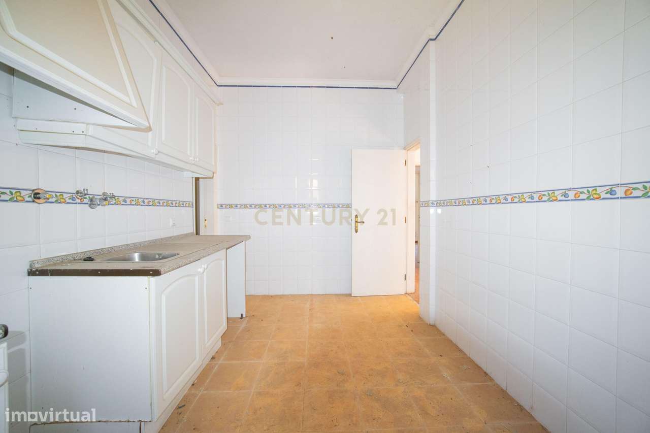 MORADIA PARA OBRAS TOTAIS EM CARNIDE-6