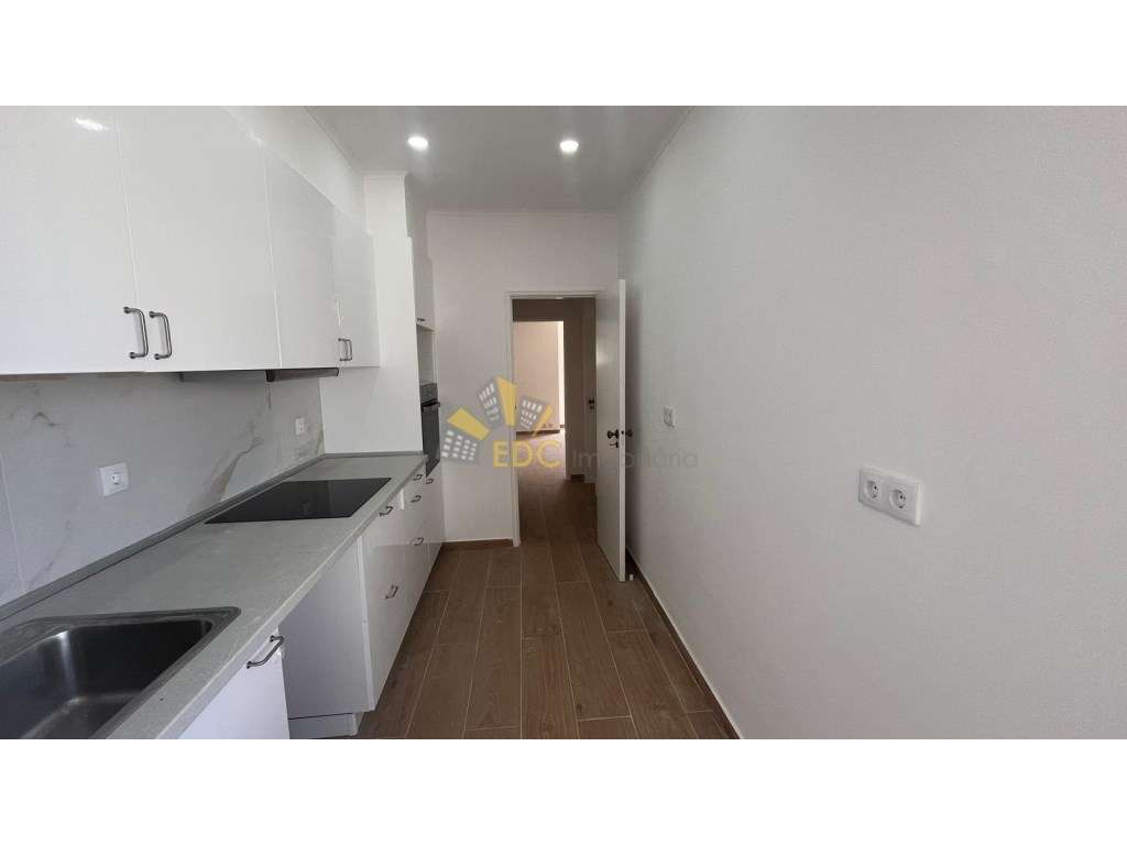Negociável | Moradia T3 - Totalmente Remodelada com 2 frentes no ce...-9