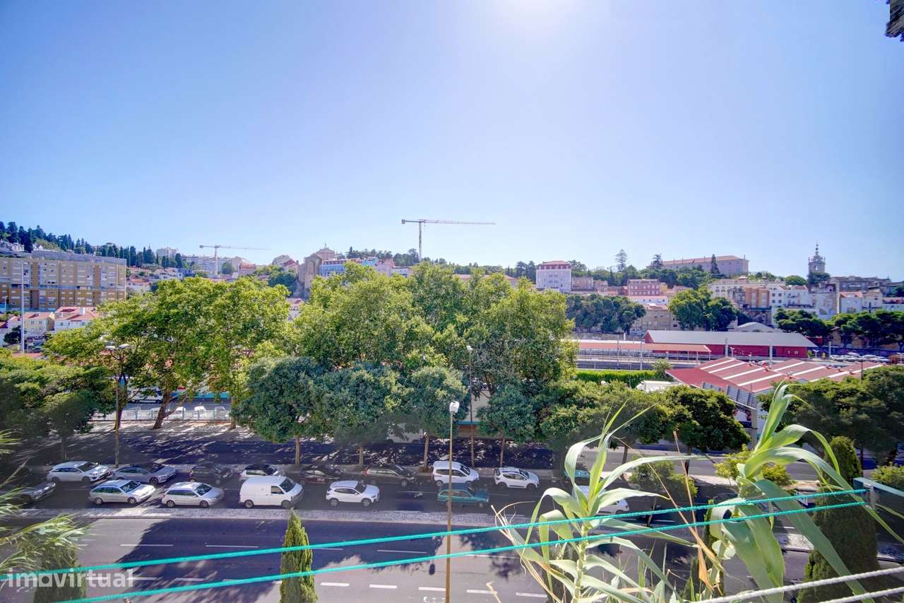 T1 para remodelar com pequeno terraço Alcântara-1