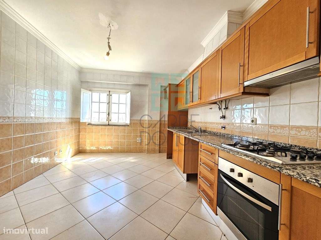 Apartamento T2 com 124,64m2, parqueamento para 2 viaturas, no centr...-0