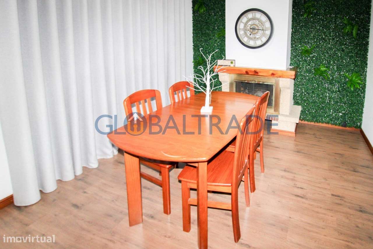 Moradia T4 com terraço e jardim em Alfena-15
