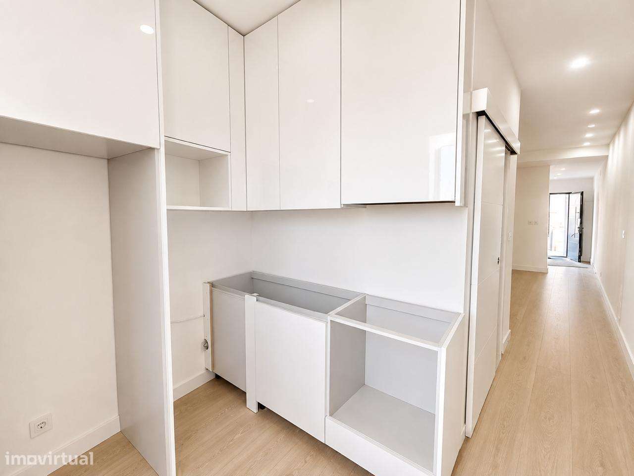 Prédio Renovado com 3 Habitações Independentes-22