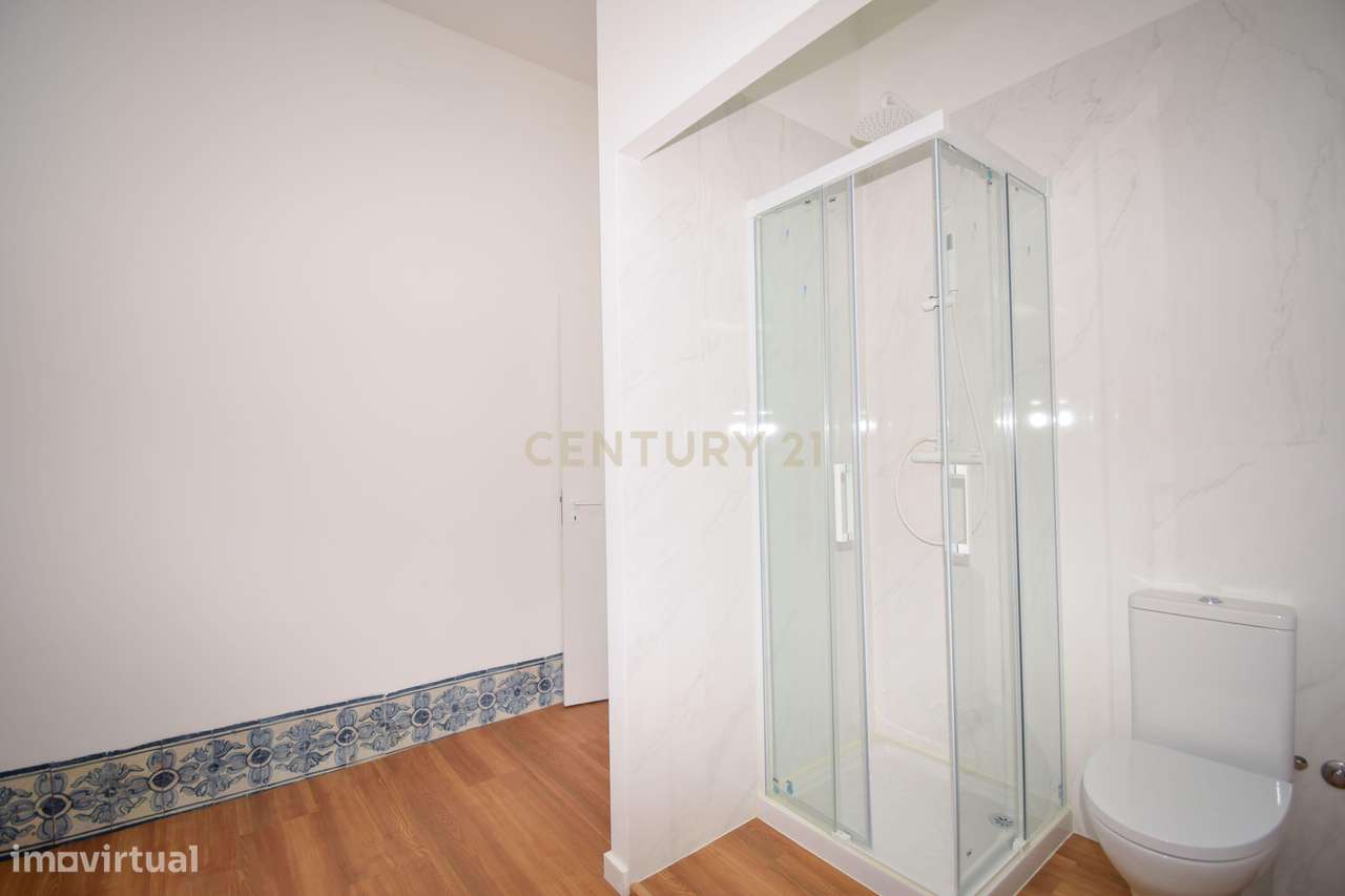 Apartamento T2 renovado na Rua dos Fanqueiros-10
