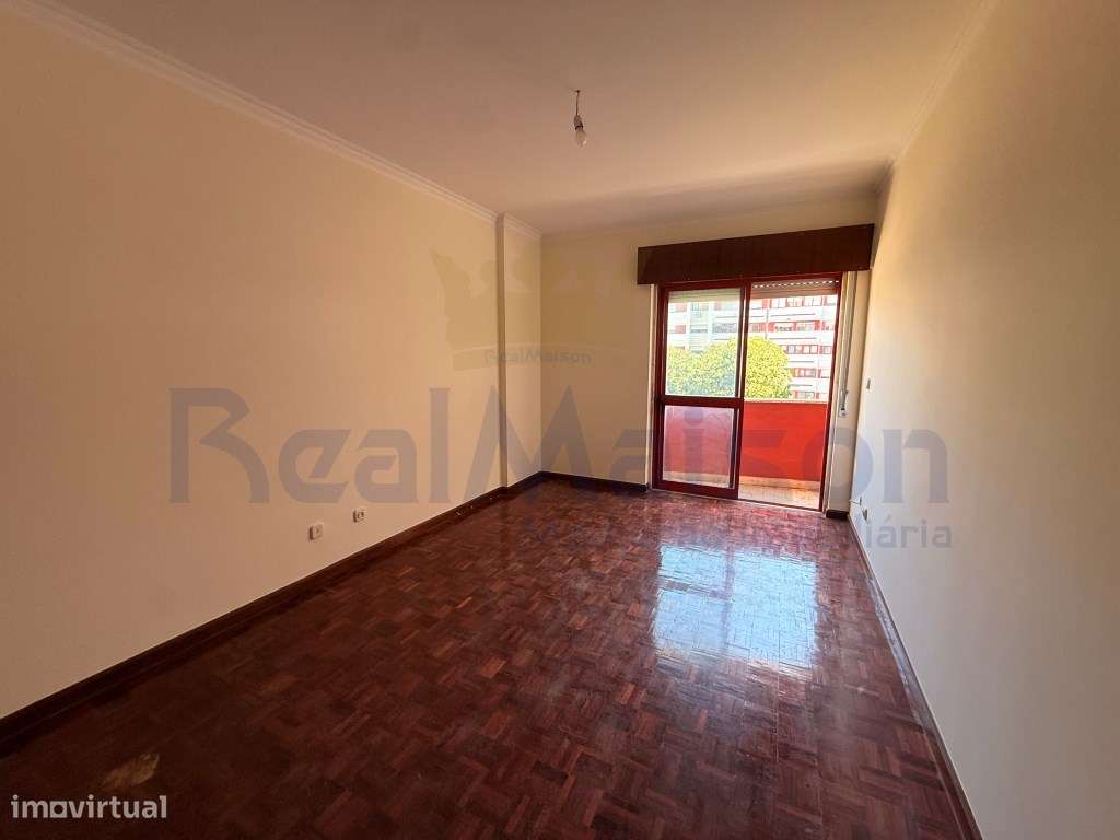 Vende-se Fantástico Apartamento c/ Parqueamento na Cavaleira-8